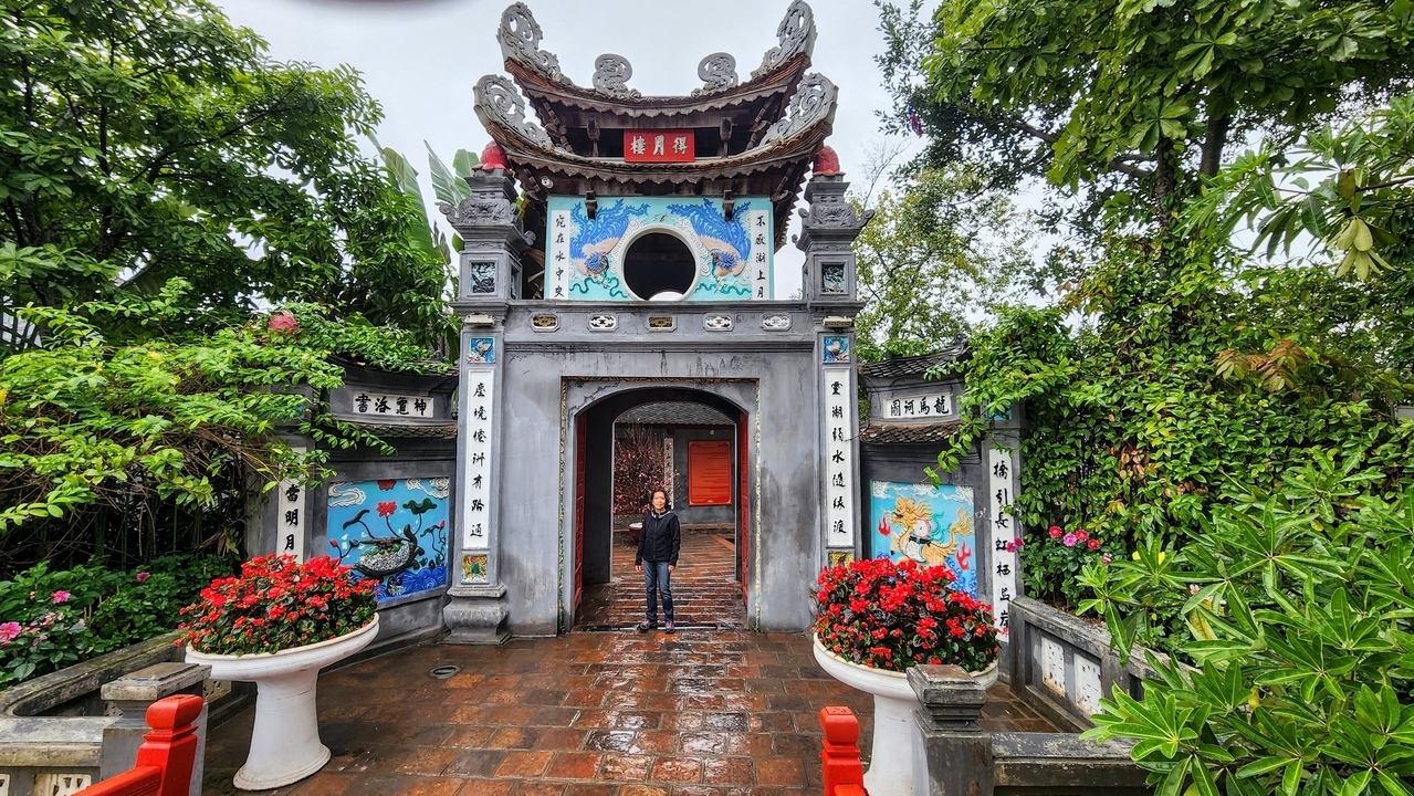Entrée d'un temple au design complexe.