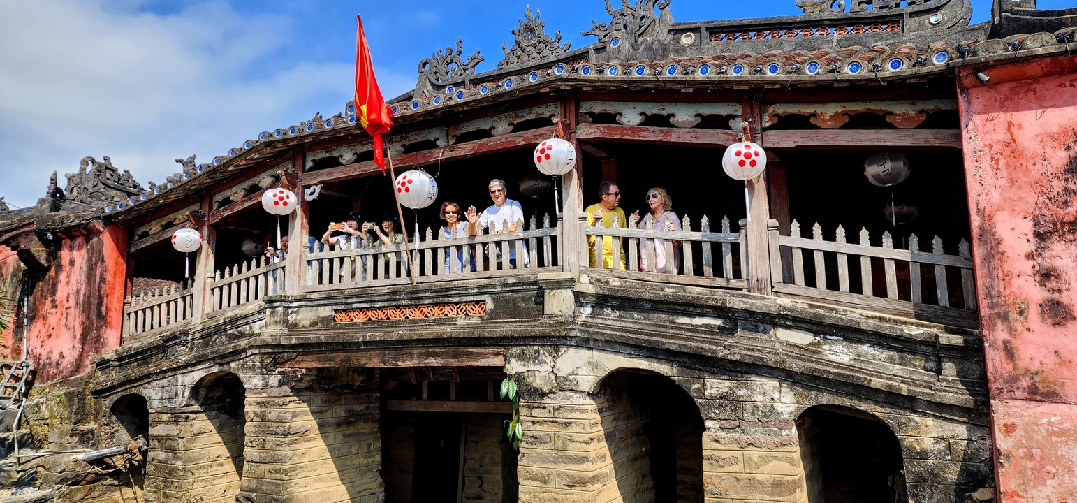 Touristes sur le pont couvert japonais.
