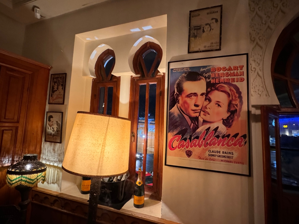 Une affiche vintage de Casablanca dans une pièce confortable et chaleureusement éclairée.