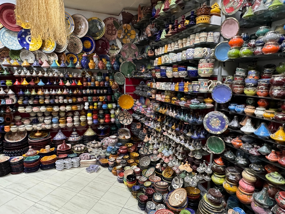 Boutique remplie d'une vaste sélection de poteries et céramiques colorées.