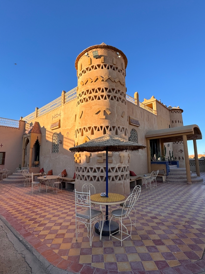 Un bâtiment traditionnel avec des éléments décoratifs et un parasol de chaume.