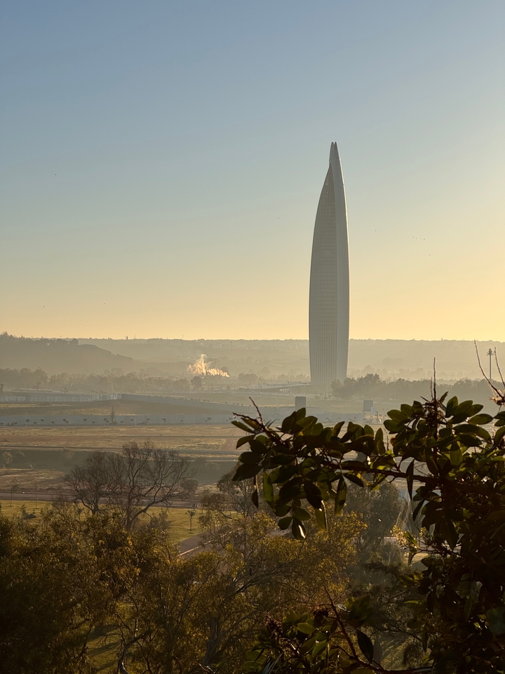 Un grand bâtiment moderne avec une vue panoramique sur le paysage.