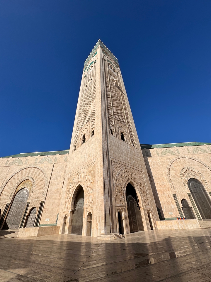 Gros plan sur les détails architecturaux d'une mosquée avec des sculptures complexes.