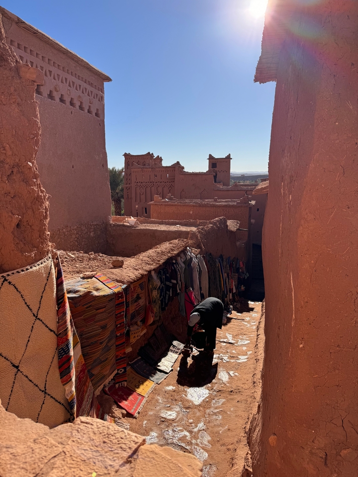 Scène de marché dans une ville ancienne avec une architecture traditionnelle.