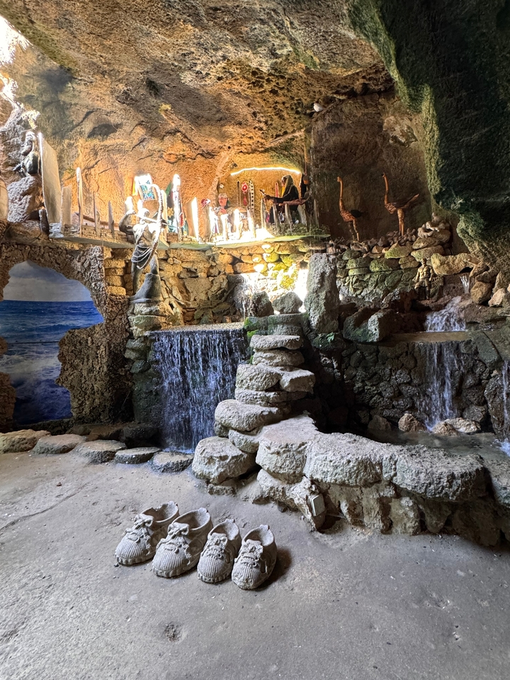 Une grotte de pierre naturelle avec des cascades et un spectacle pittoresque.