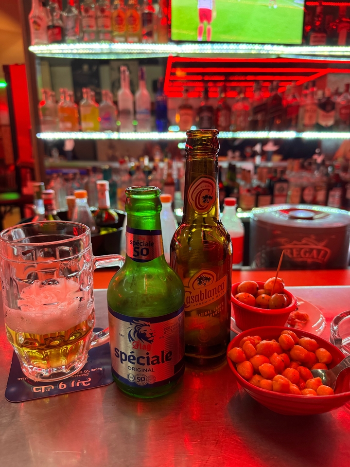 Un gros plan de bouteilles de boisson avec un décor de bar en arrière-plan.