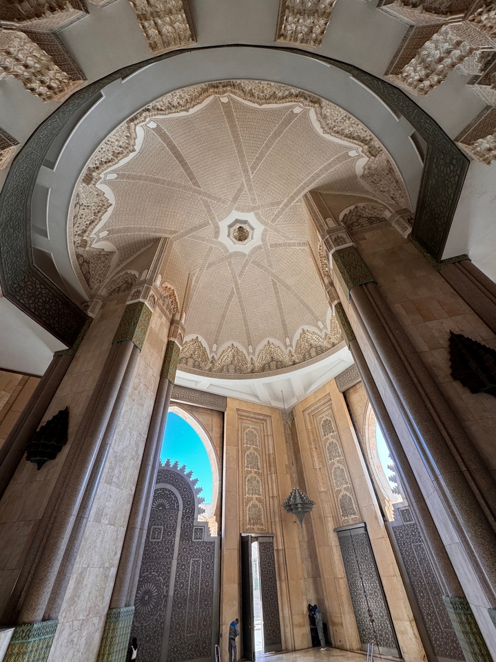 Un plafond de mosquée magnifiquement détaillé avec des motifs complexes.