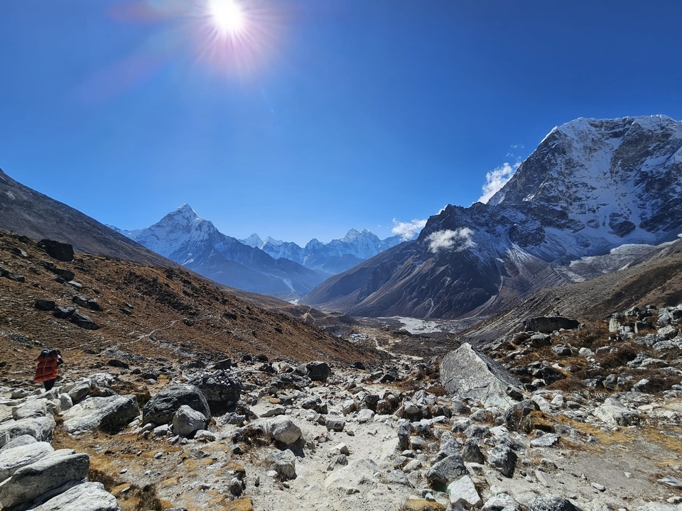 Un vaste paysage montagneux sous un ciel bleu clair.