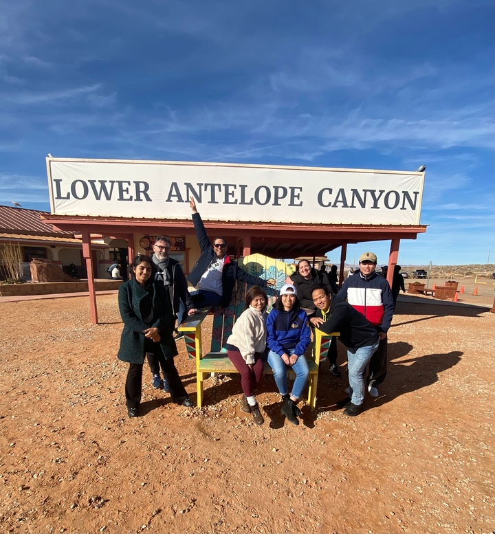 Groupe de personnes posant à Lower Antelope Canyon.