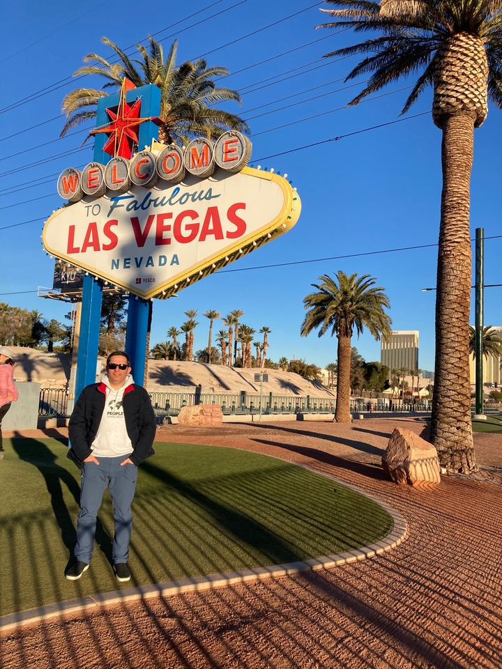 Personne qui pose devant le panneau « Welcome to Fabulous Las Vegas ».