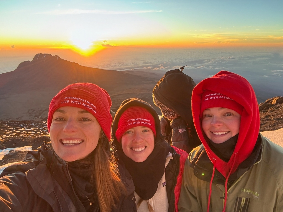 Groupe de personnes au lever du soleil avec un paysage de montagne en arrière-plan