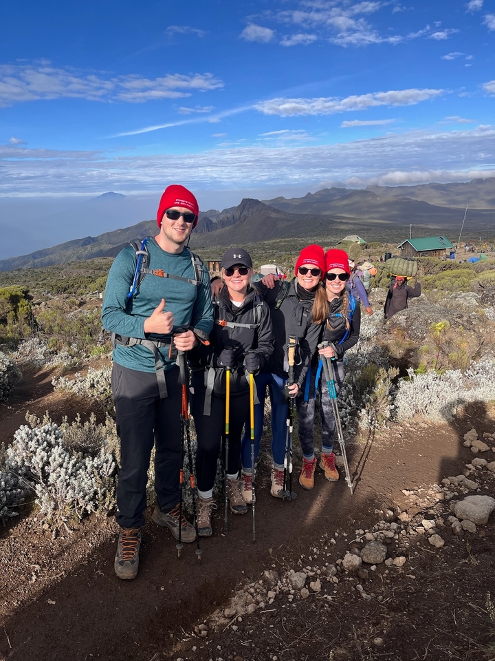 Randonneurs posant pour une photo sur un sentier