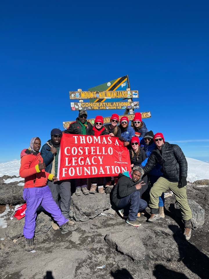 Groupe au sommet d'une montagne avec une bannière