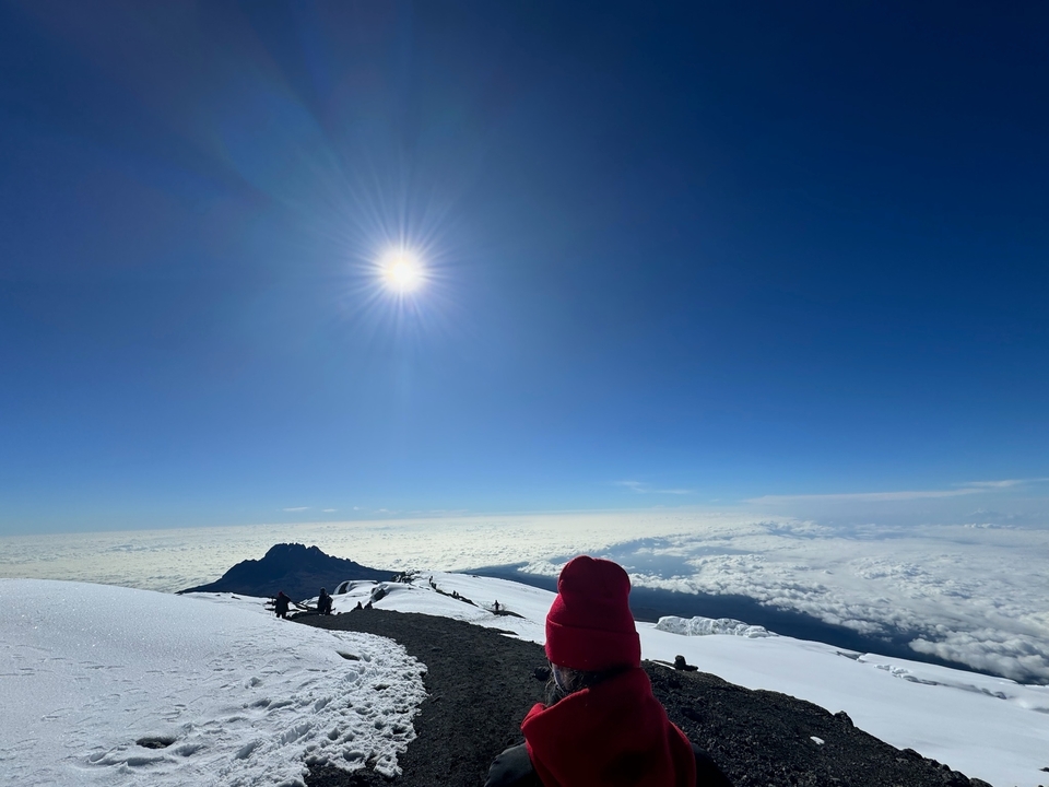Randonnée en groupe sur une montagne enneigée sous un ciel dégagé
