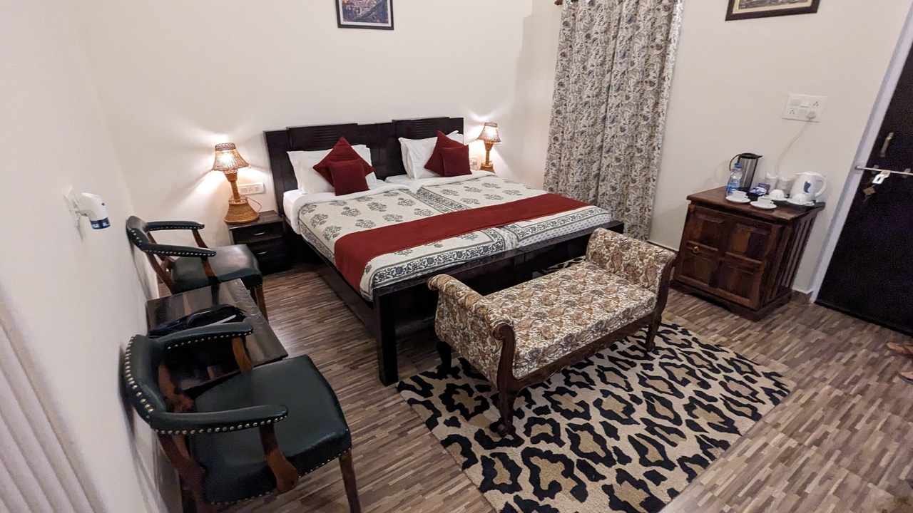 Chambre d'hôtel avec lit double et coin salon.
