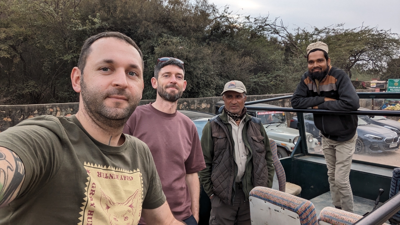 Groupe dans une jeep de safari dans un parc national.