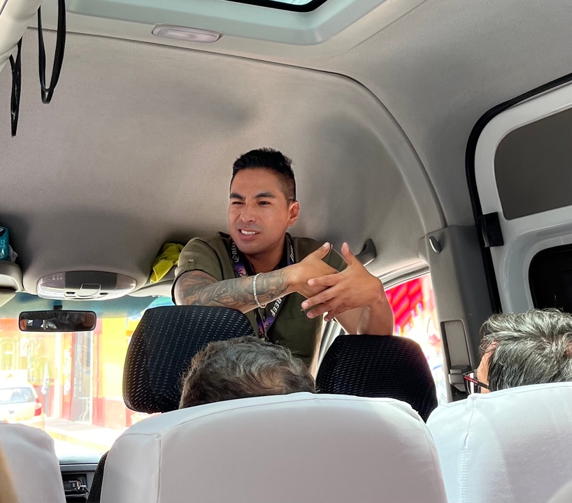 Un homme donnant une conférence dans l'habitacle d'un véhicule.