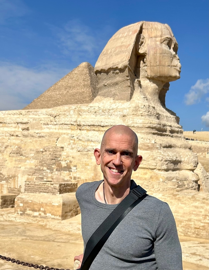Personne souriante devant le Grand Sphinx.