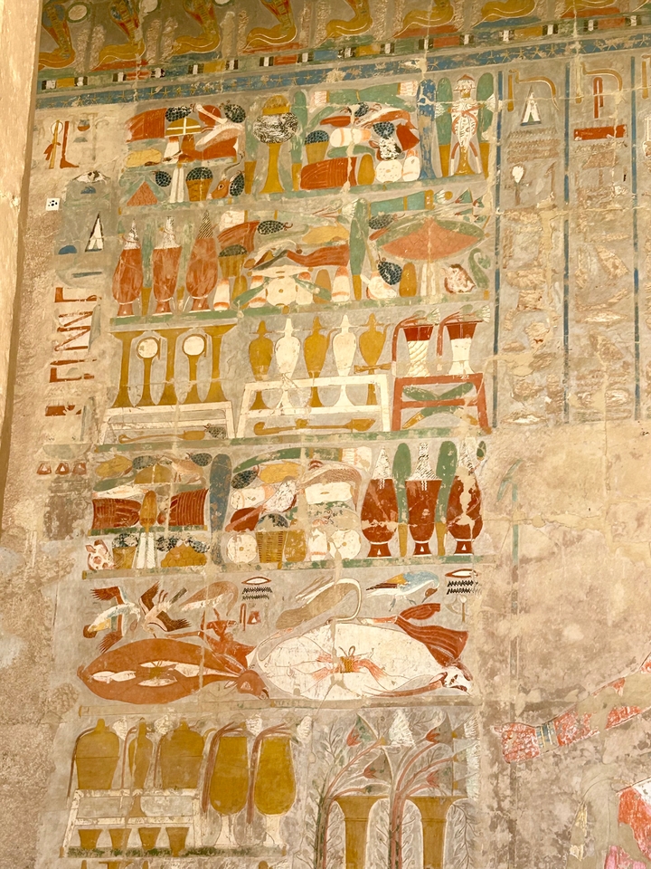 Gros plan d'hiéroglyphes égyptiens antiques sur un mur.