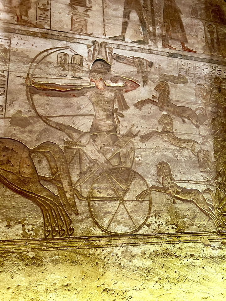 Sculptures égyptiennes antiques représentant une scène de char.