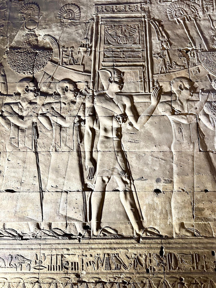 Sculptures murales égyptiennes représentant des personnages de profil.