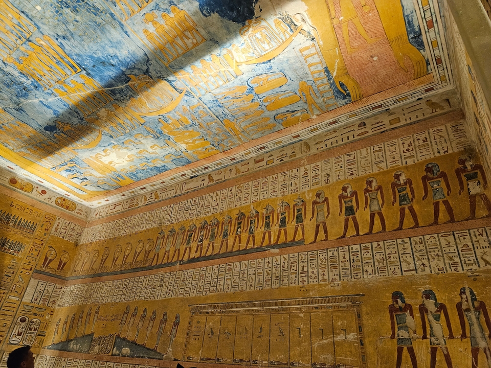 Sculptures murales antiques complexes aux couleurs vives à l'intérieur d'un tombeau.