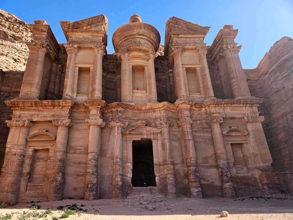 Le Trésor de Pétra sculpté dans les falaises de grès rouge.