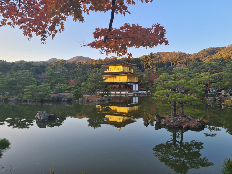 Kinkaku-ji (Pavillon d'Or) avec les couleurs d'automne reflétées dans un étang.