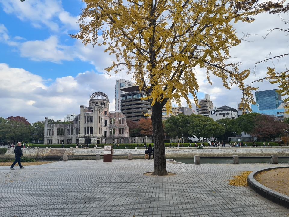 Mémorial de la Paix d'Hiroshima avec des personnes se promenant dans le parc.