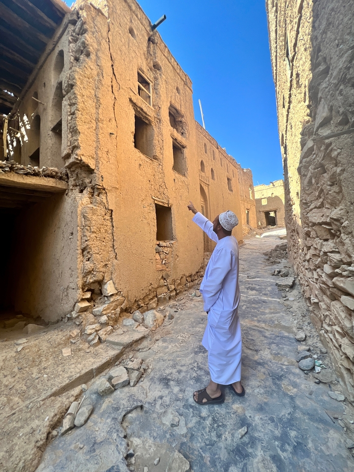 Guide pointant vers les structures d'un site historique.