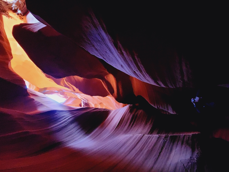 Faisceaux de lumière spectaculaires à l'intérieur de formations rocheuses de canyons étroits.