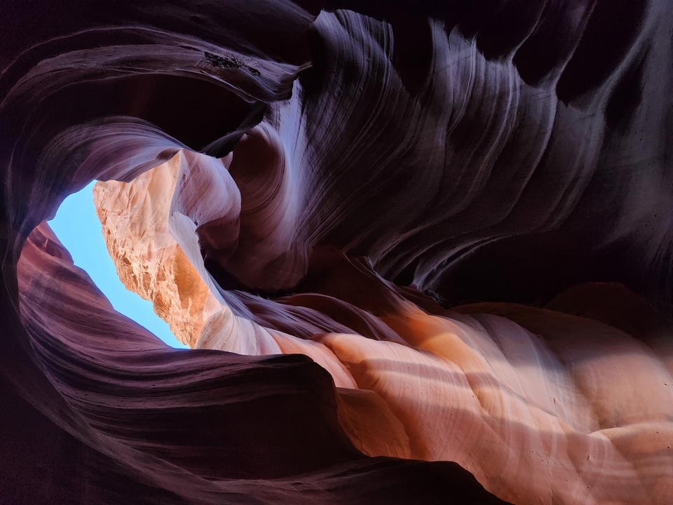 Textures colorées de lumière et de roche à l'intérieur d'un canyon à fentes.