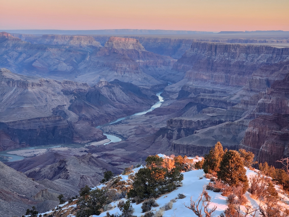 Paysage majestueux de canyon avec une rivière qui serpente à travers.