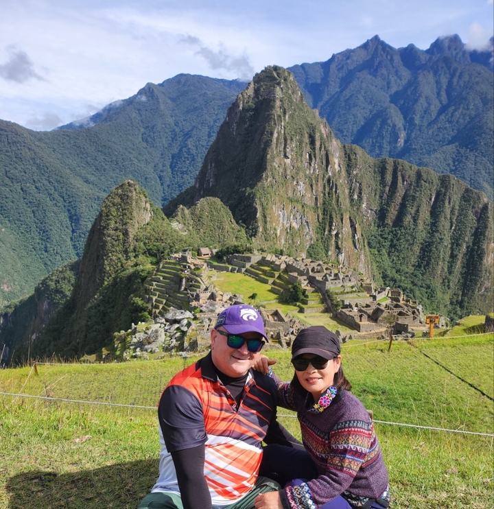 Deux personnes posant devant les ruines du Machu Picchu.