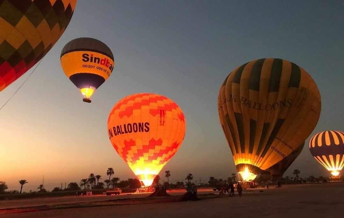 Montgolfières qui décollent au lever du soleil.
