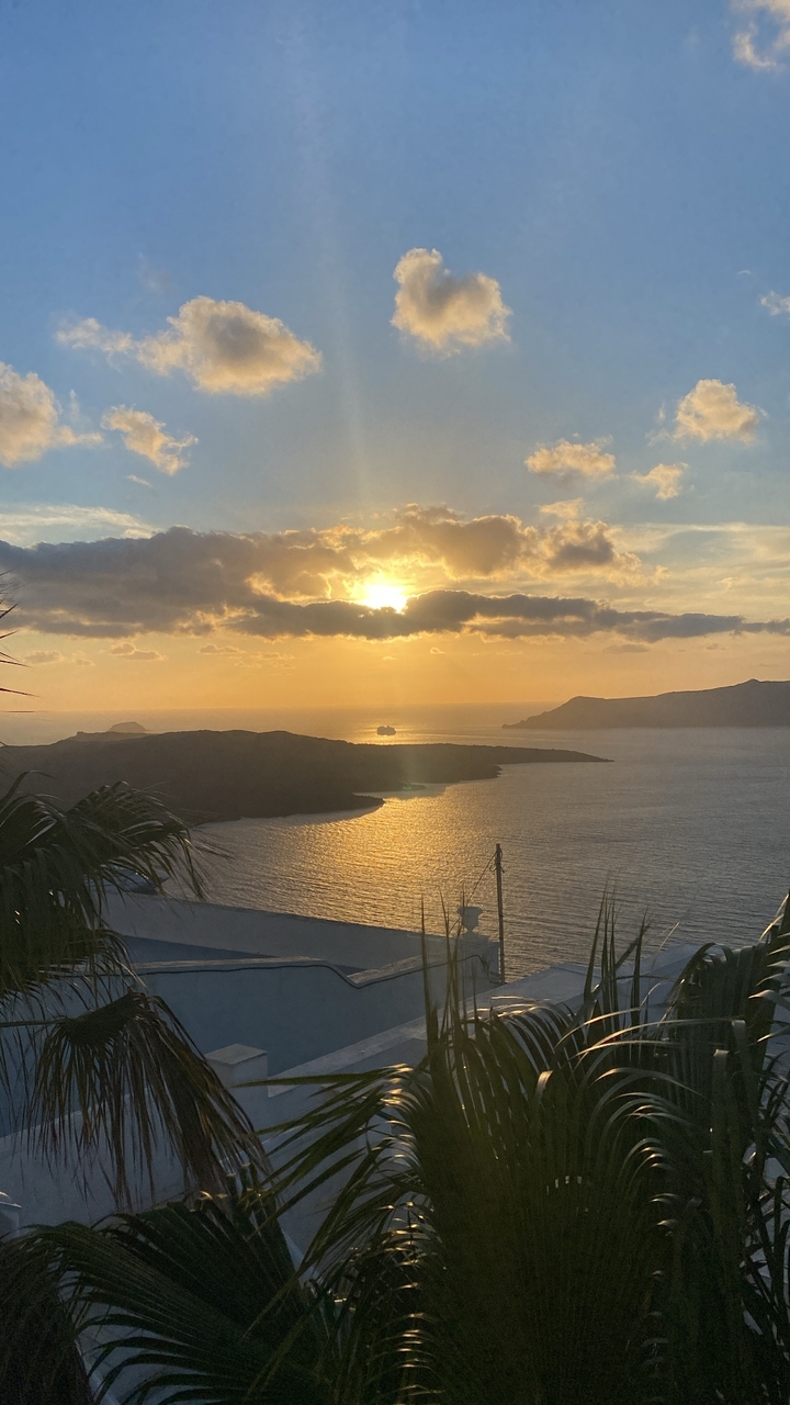 Vue du coucher de soleil sur la mer et les îles.