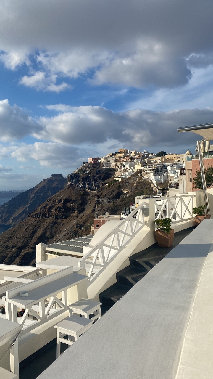 Ville perchée sur la falaise avec une vue panoramique sur la mer.
