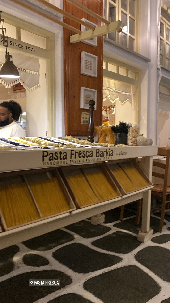 Étalage de différents types de pâtes dans un magasin.