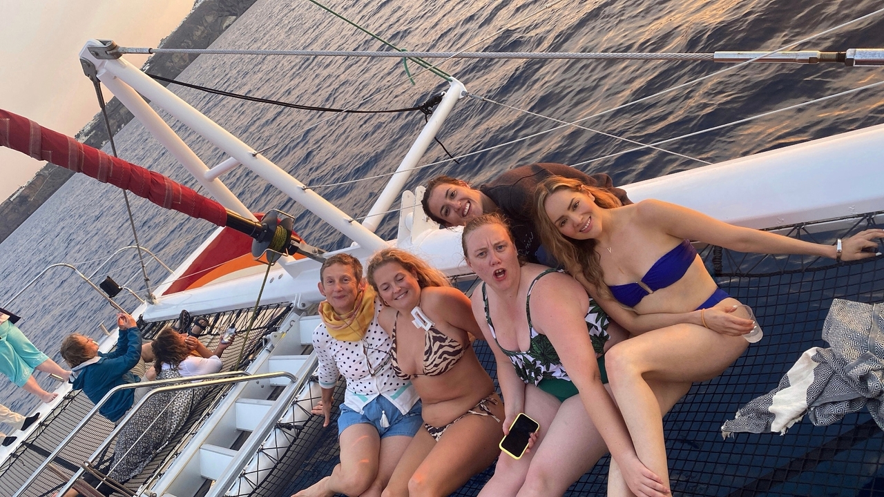 Groupe de personnes se détendant sur un bateau sur l'eau.