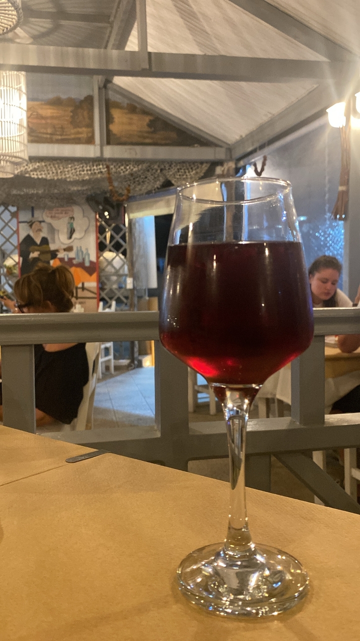 Gros plan d'un verre de vin sur une table de restaurant.