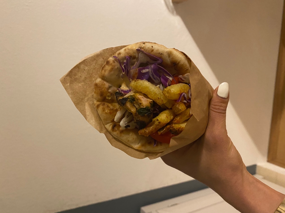 Main tenant un wrap gyro.