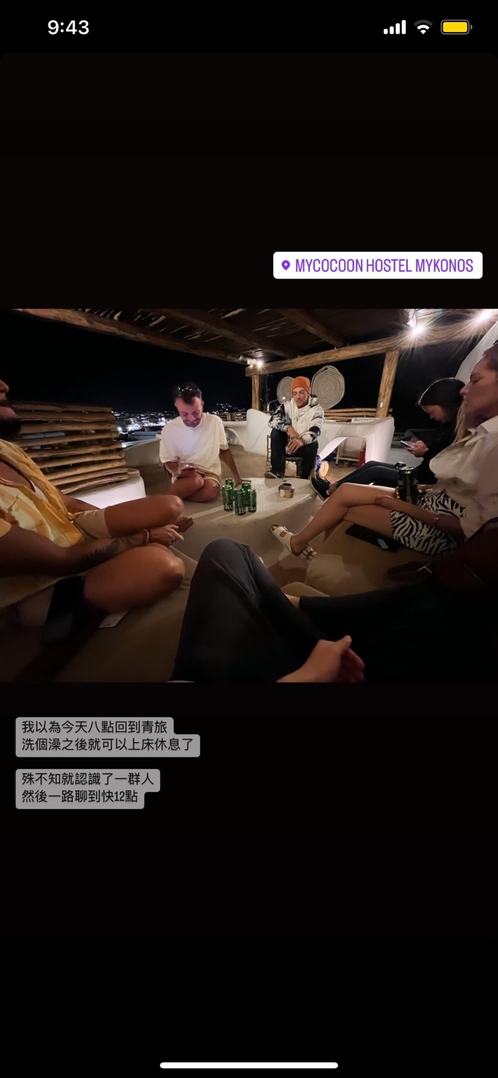 Groupe de personnes assises avec des boissons pendant la soirée.