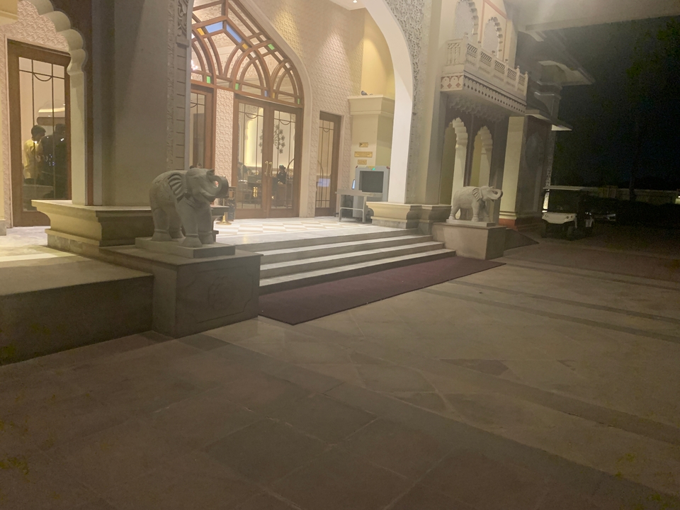 Entrée d'un bâtiment avec des marches, sculptures d'éléphants sculptées.