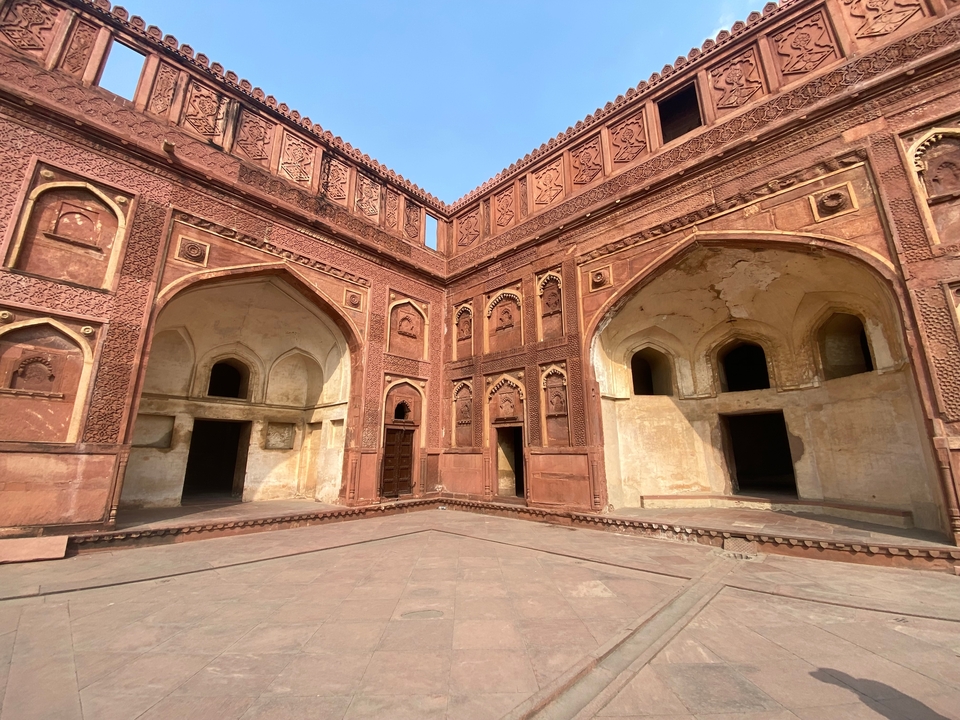 Cour intérieure d'un fort en grès avec de hautes arches.