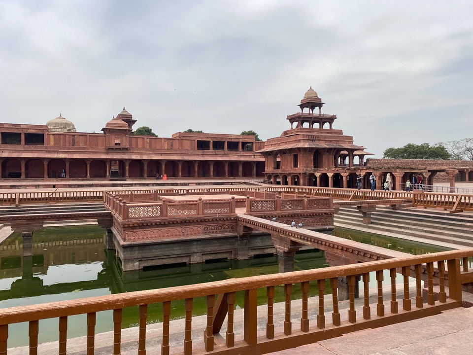 Complexe palatial historique avec jeux d'eau et architecture moghole.