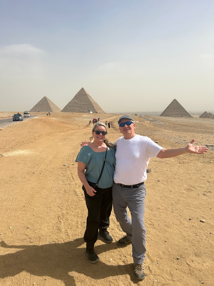 Deux personnes posant devant les Pyramides de Gizeh.