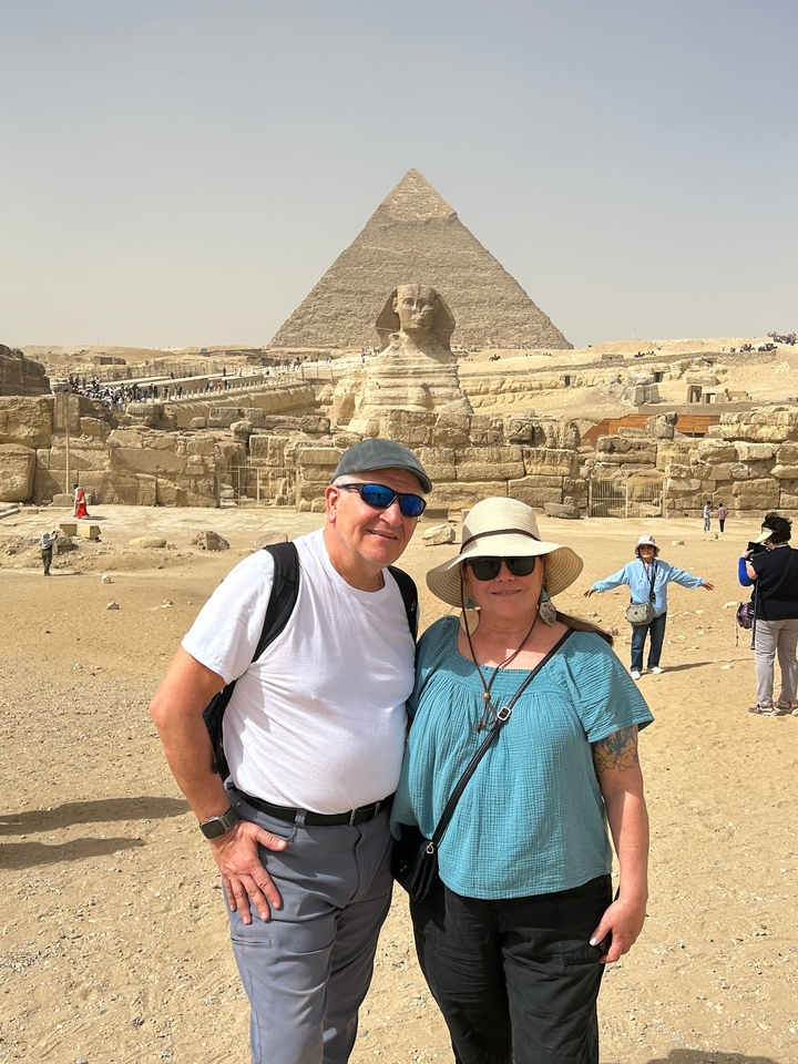 Deux personnes posant avec le Sphinx en arrière-plan.