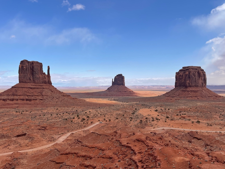 Vue panoramique de Monument Valley avec ses buttes emblématiques.