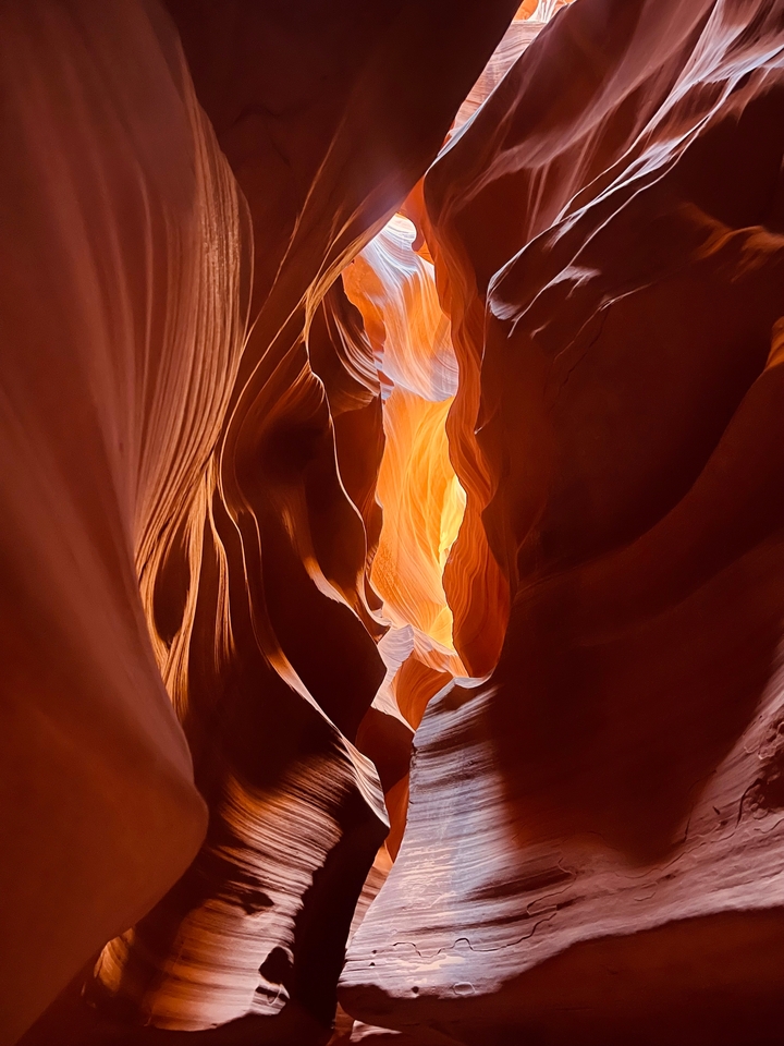 Vue intérieure d'Antelope Canyon avec la lumière qui filtre à travers.