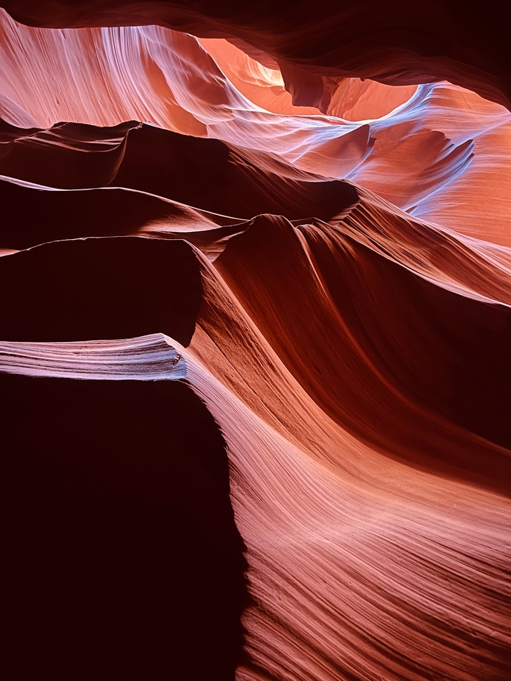 Murs de grès ondulés et lumineux d'un canyon.
